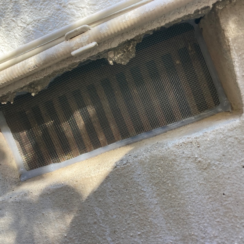 床下換気口に金網を設置