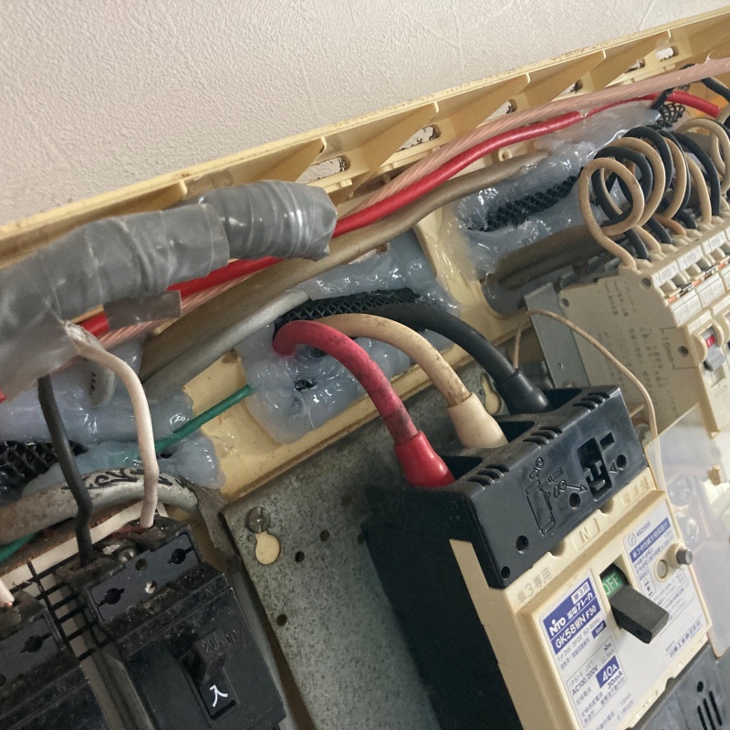 ブレーカー内部のすき間を封鎖