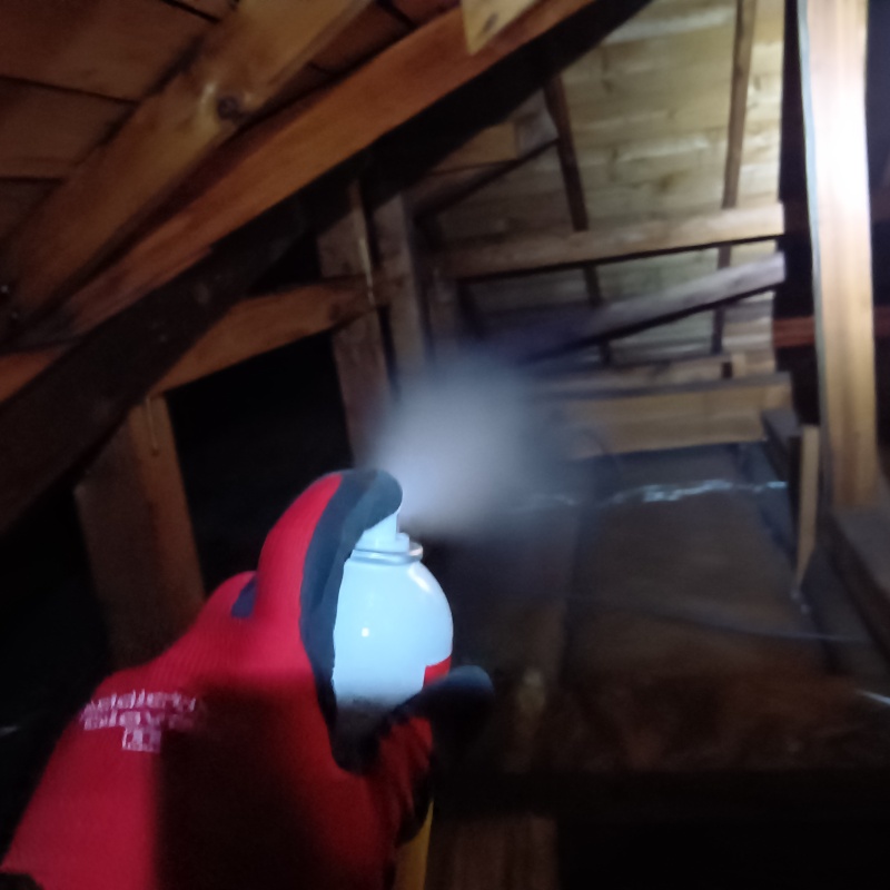 屋根裏に忌避スプレーを散布