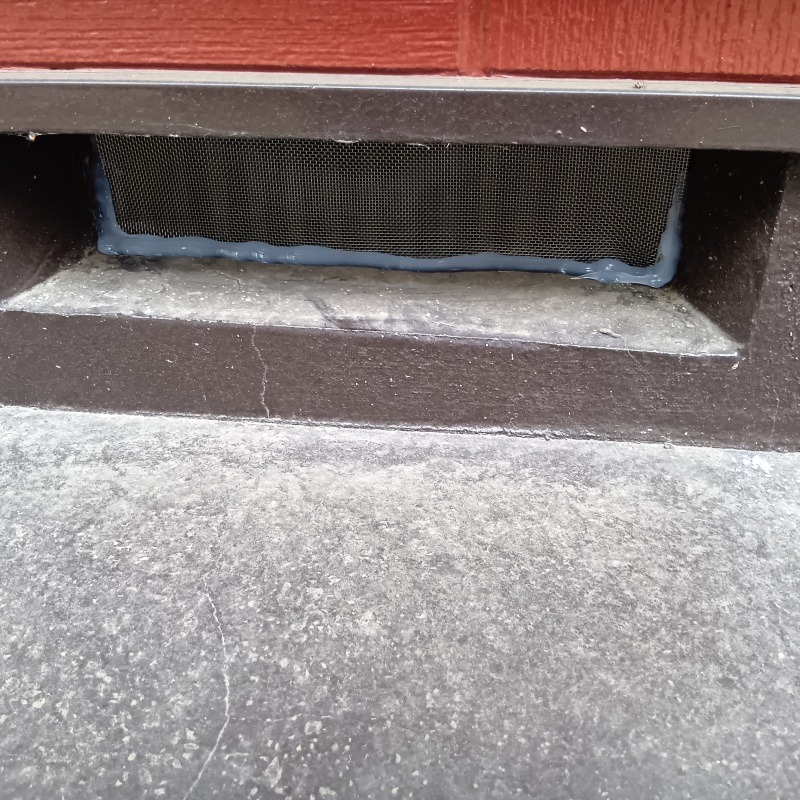 床下換気口に金網を設置