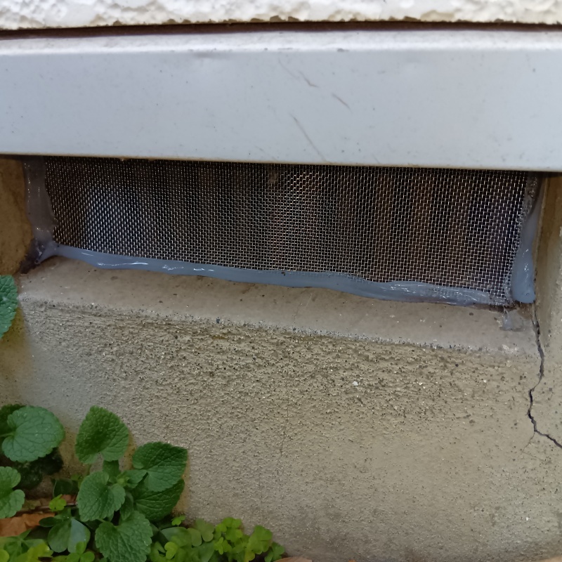 床下換気口をネットとパテで封鎖