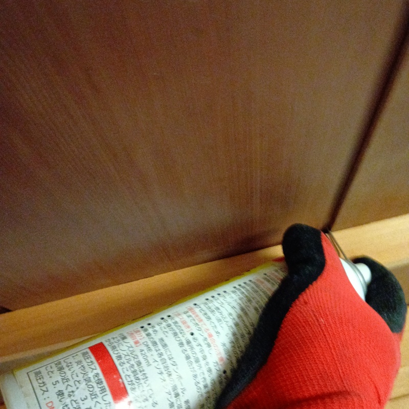 天井のすき間から忌避スプレーを散布