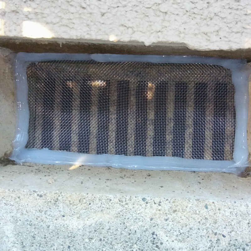 床下換気口をネットとパテで封鎖