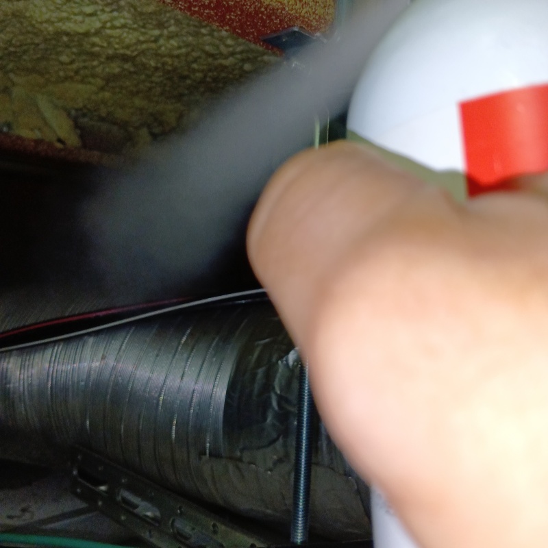 天井裏に忌避スプレーを散布