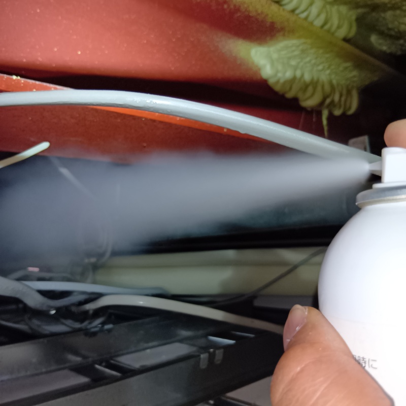 天井裏に忌避スプレーを散布