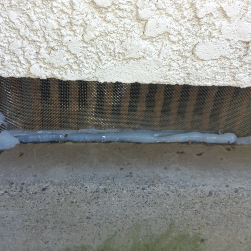 床下換気口をネットとパテで封鎖