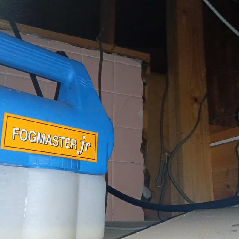 屋根裏に除菌剤を散布