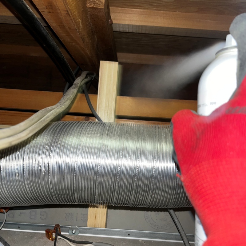 天井裏に忌避剤をスプレー