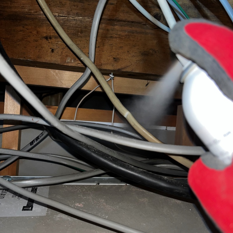 天井裏の配線まわりに忌避剤をスプレー