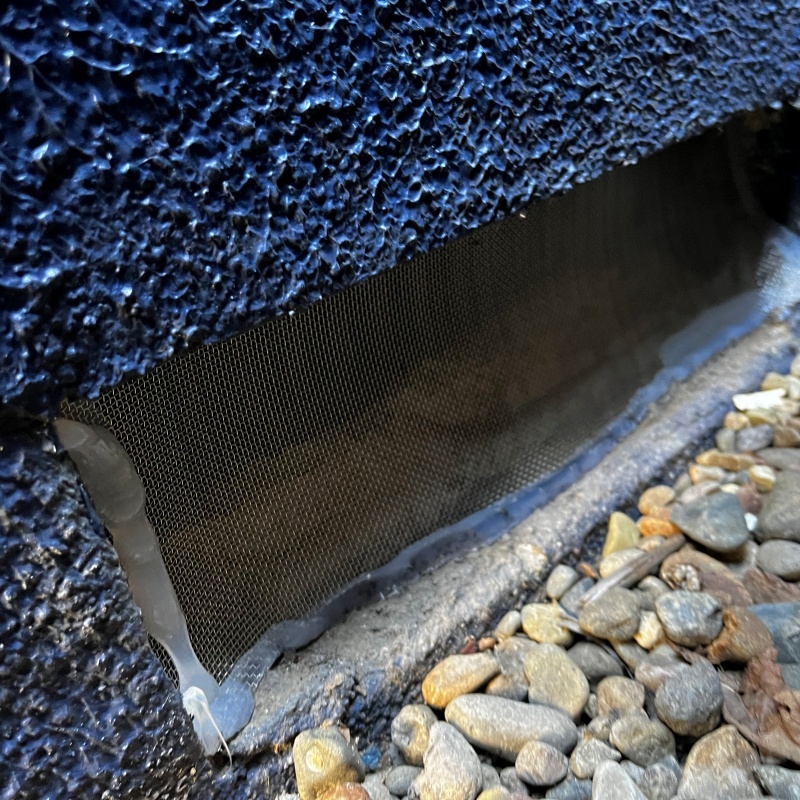 床下換気口をネットとパテで封鎖