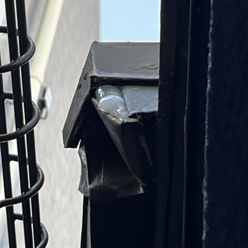 軒下の配管のすき間を封鎖