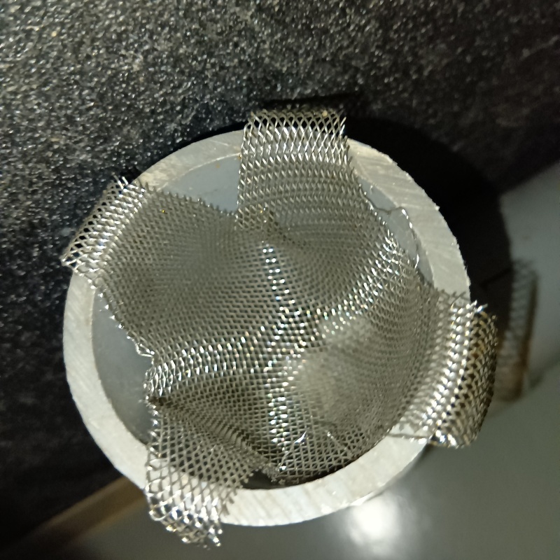 配管の開口部を金網で封鎖