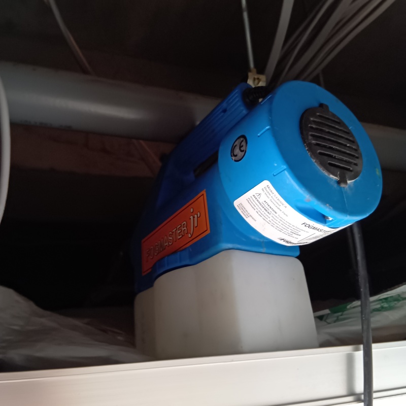 天井裏に除菌剤を散布