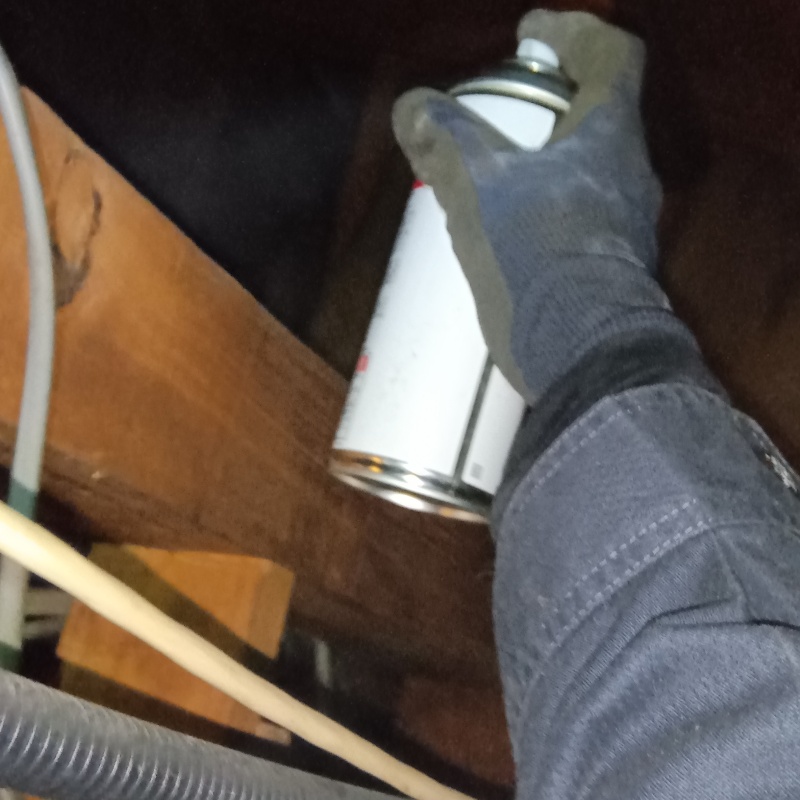 床下換気口から除菌剤を散布