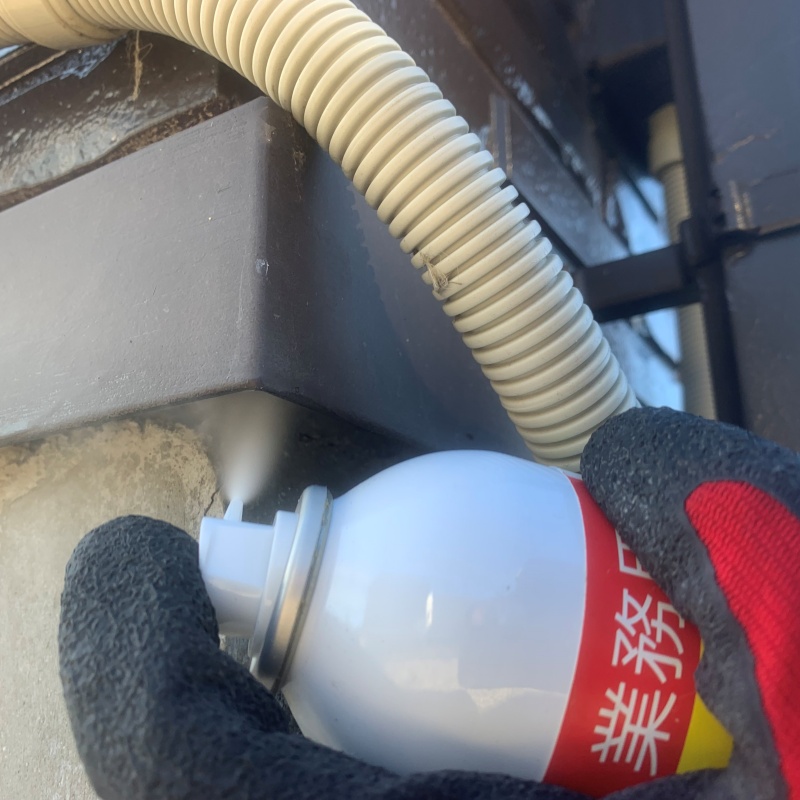 笠木のすき間から忌避スプレーを散布