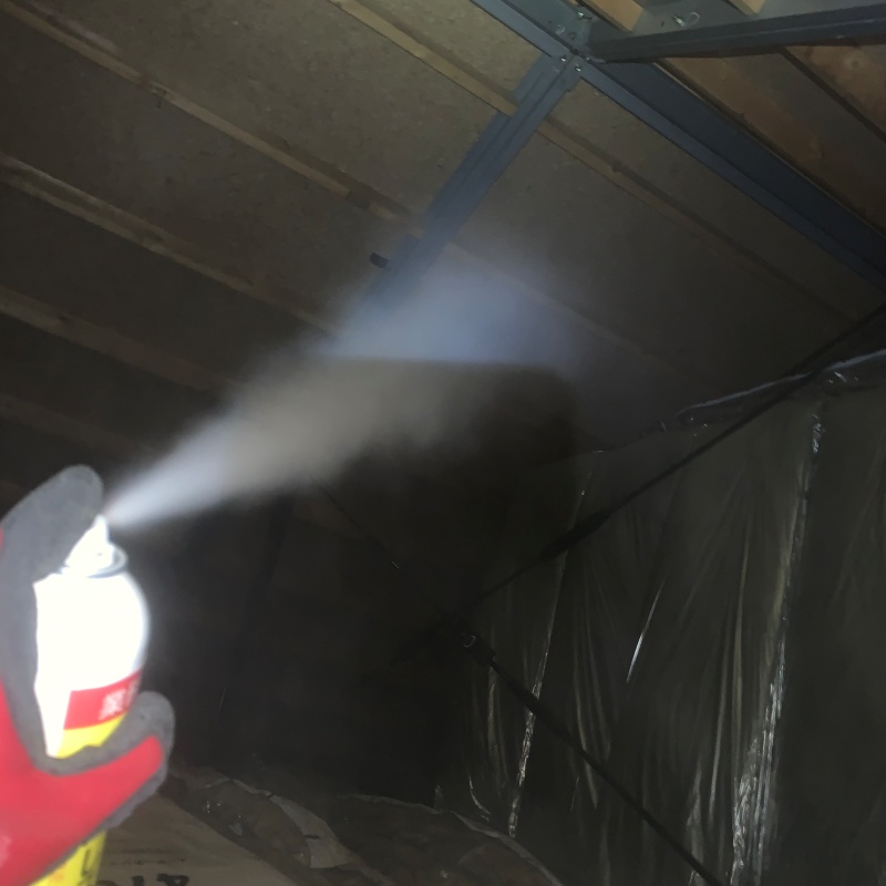 屋根裏に忌避スプレーを散布