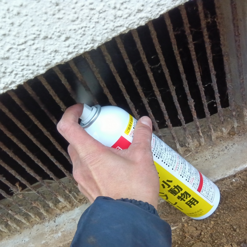 床下換気口から忌避剤をスプレー