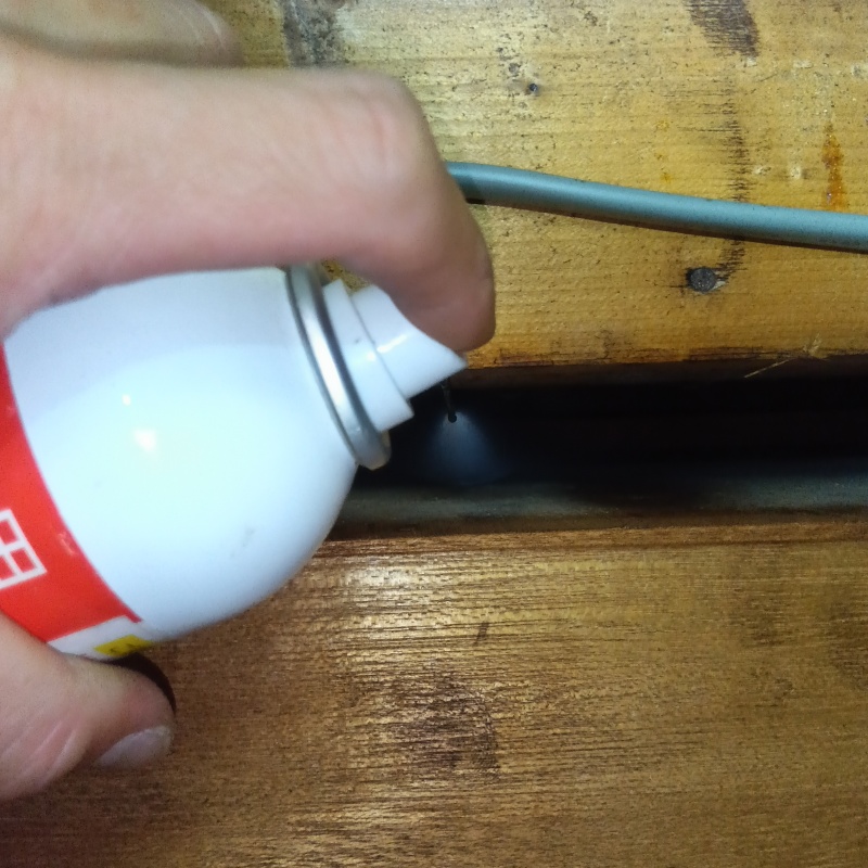 天井裏に忌避剤をスプレー