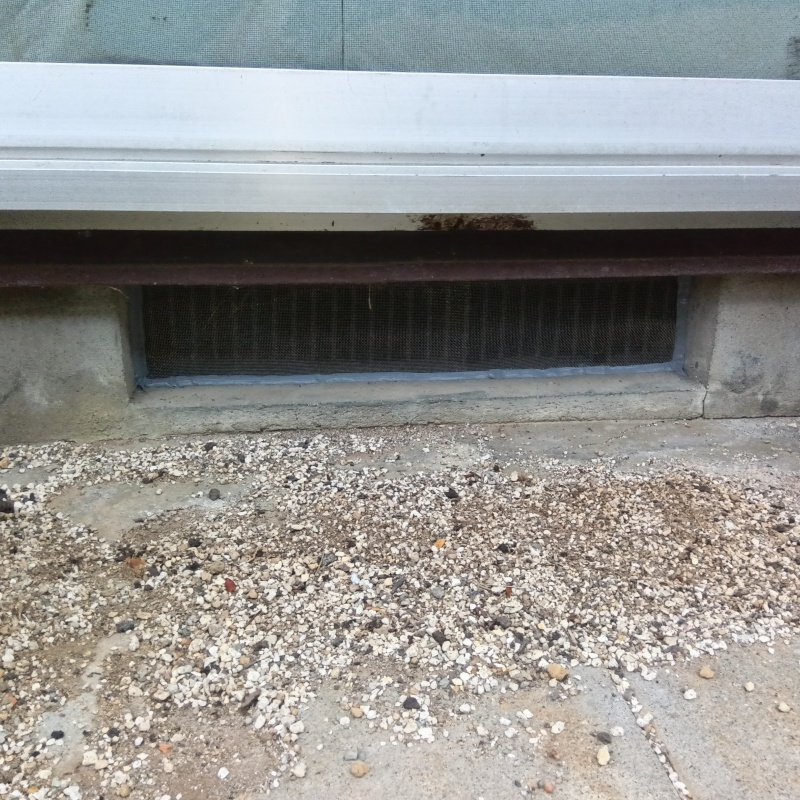 床下換気口をネットとパテで封鎖