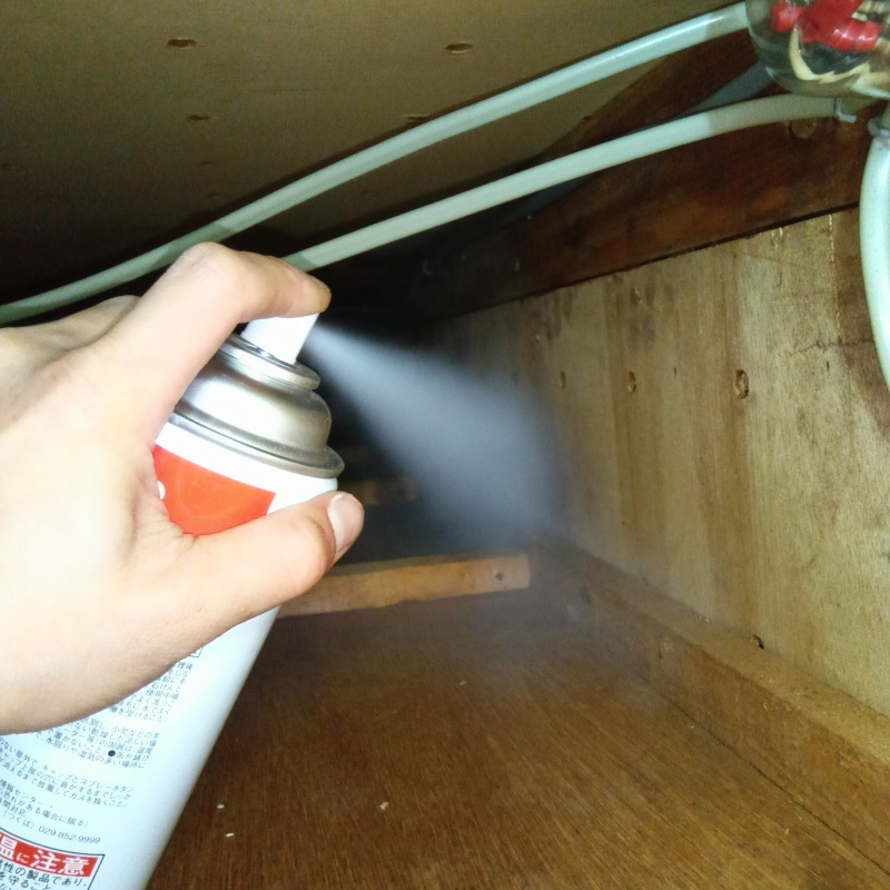 殺虫剤をスプレー