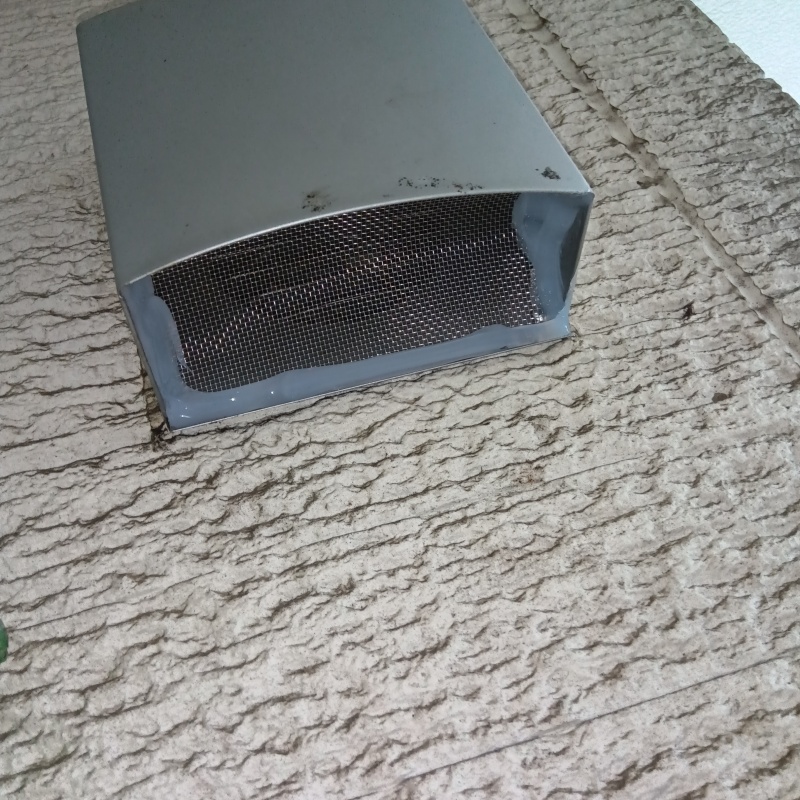 換気扇排気口に金網を設置