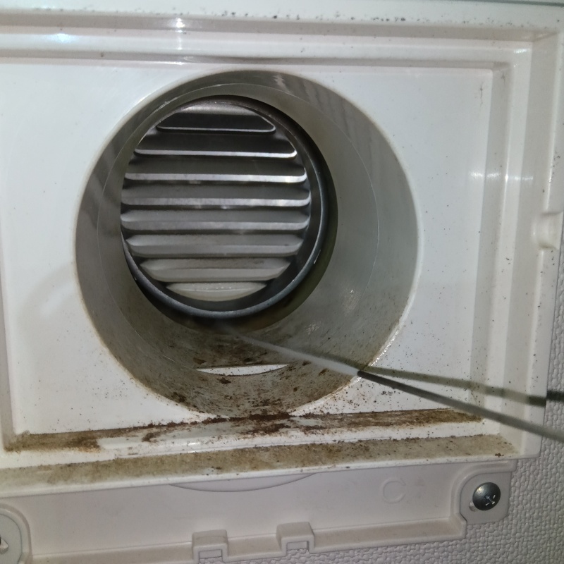 換気口の内部に除菌剤を散布