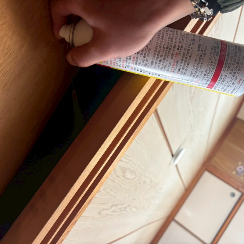 和室の天井裏に忌避剤をスプレー