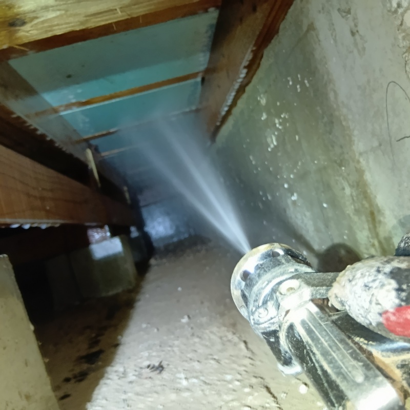 床下断熱材に防蟻剤を散布する様子