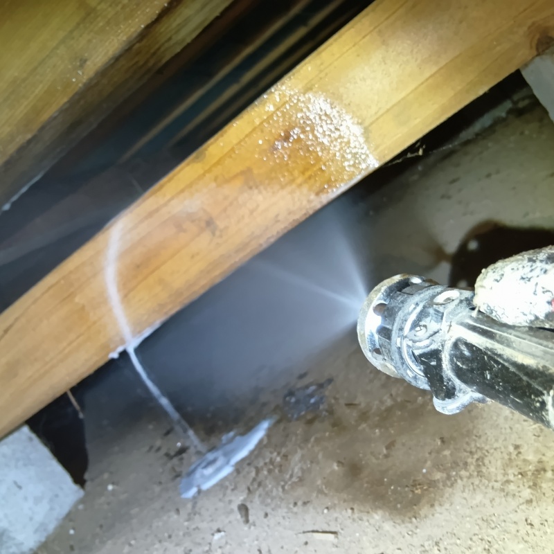 床下木材に防蟻剤を散布