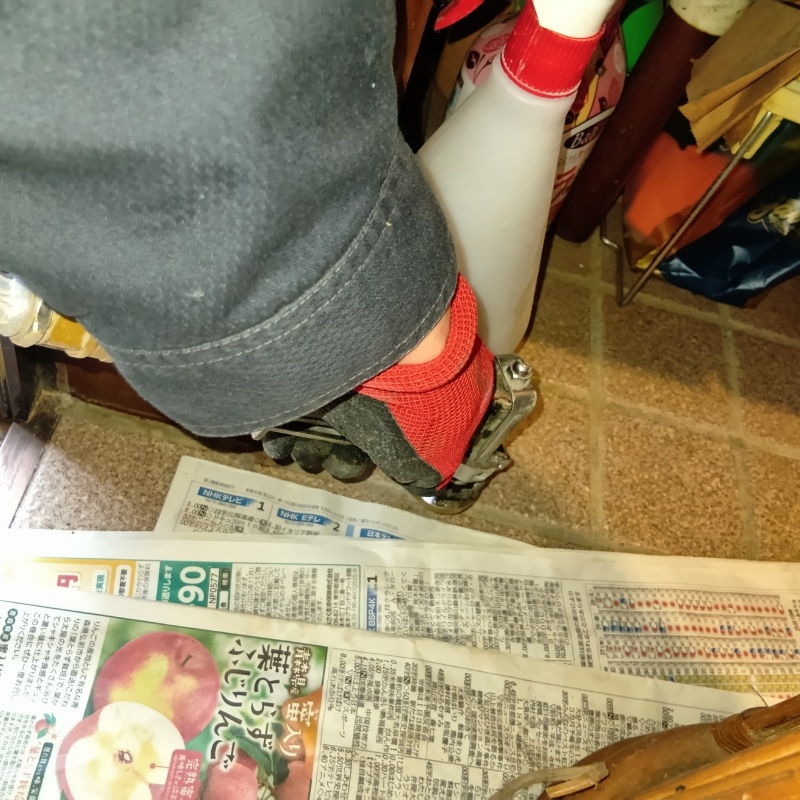 玄関床に防蟻剤を注入する穴を開けている様子