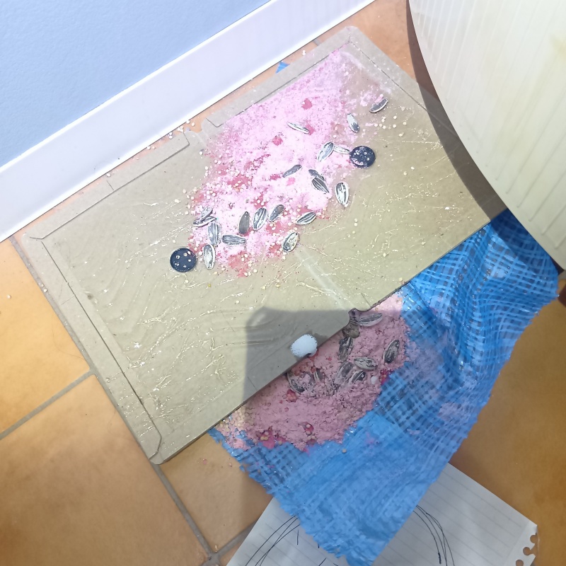 殺鼠剤と粘着シートを設置