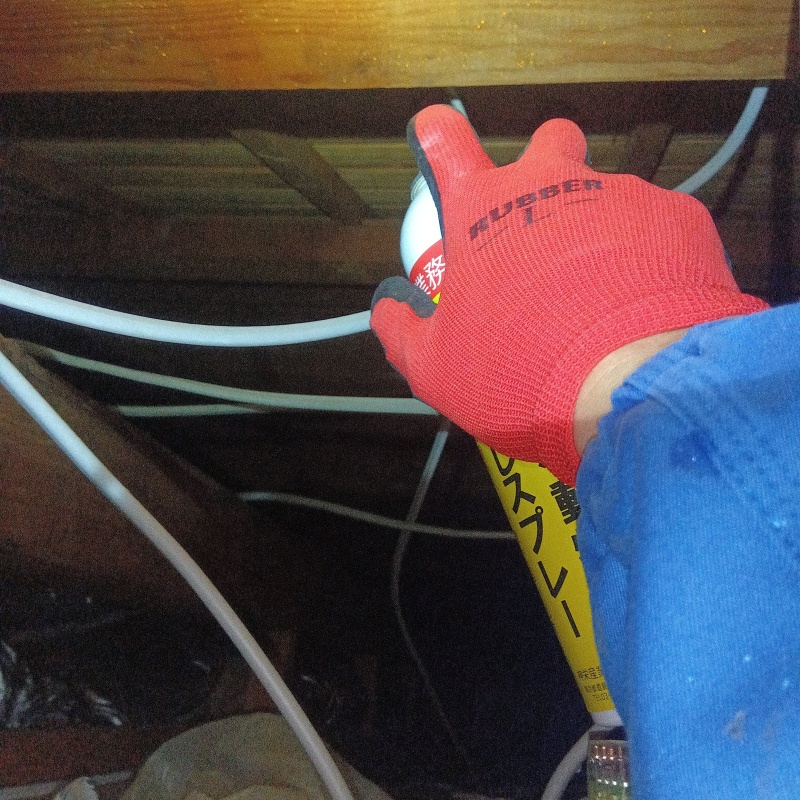 天井裏に忌避剤をスプレー