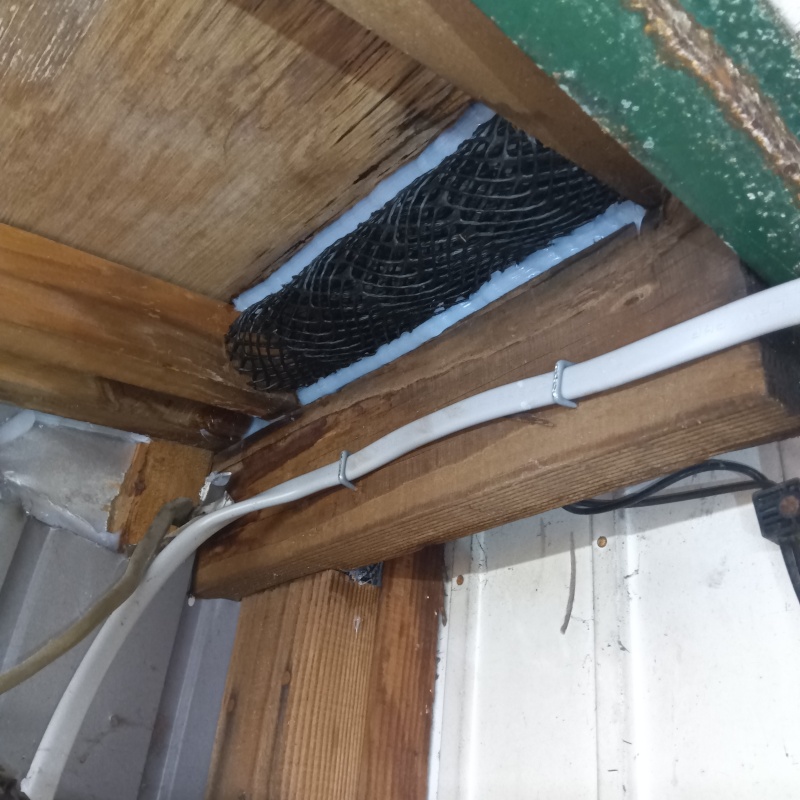 天井の穴を封鎖