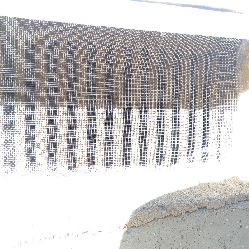 床下換気口をネットとパテで封鎖