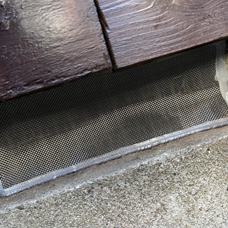 床下換気口にネットを設置