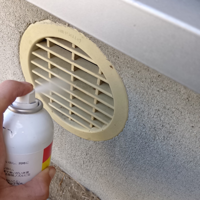 床下換気口から忌避剤をスプレー