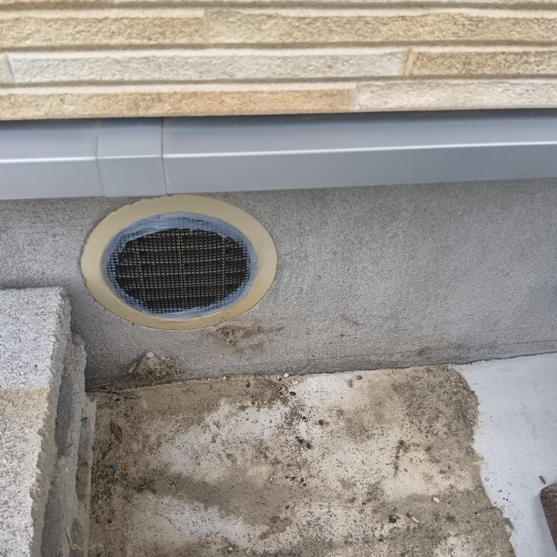 床下換気口をネットで封鎖