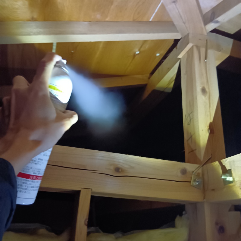 天井裏に忌避剤をスプレー