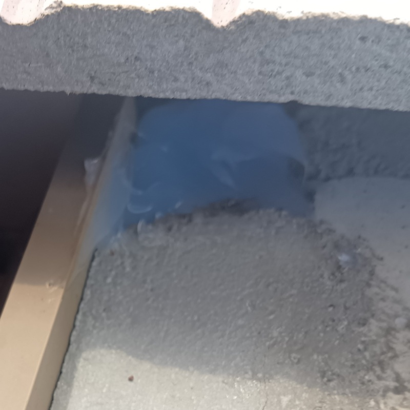 外壁の穴をパテで補修