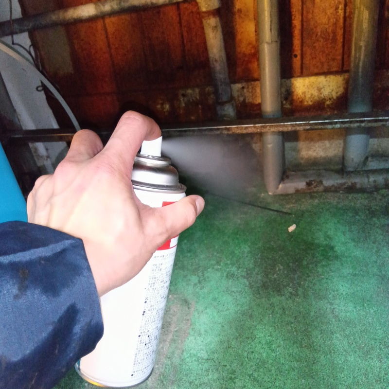 殺虫剤をスプレー