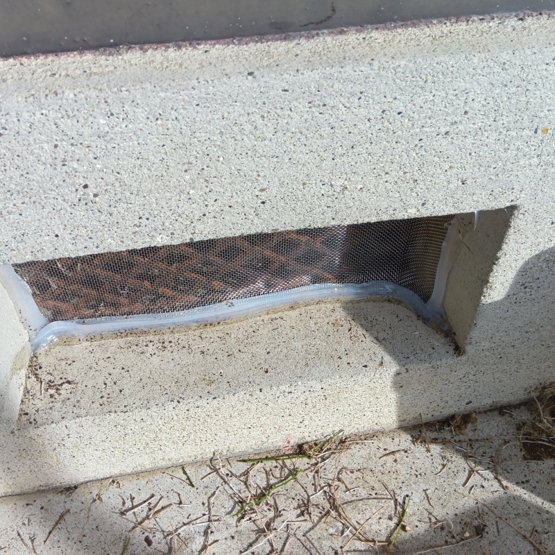 床下換気口をネットとパテで封鎖