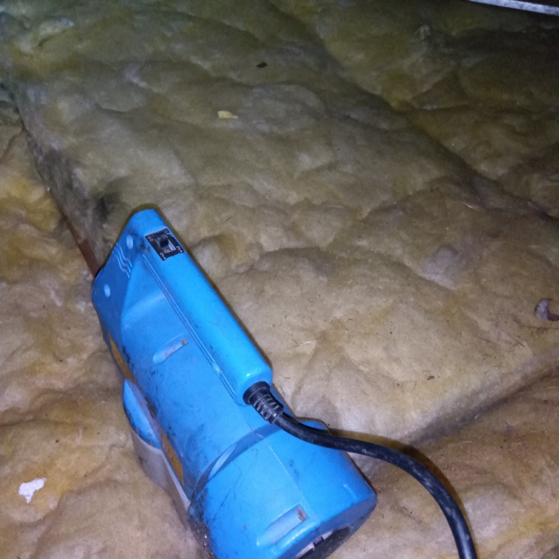 断熱材の周辺に除菌剤を散布