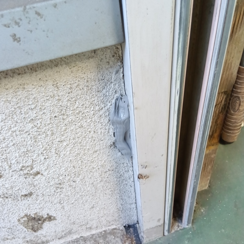 外壁の穴をパテで補修