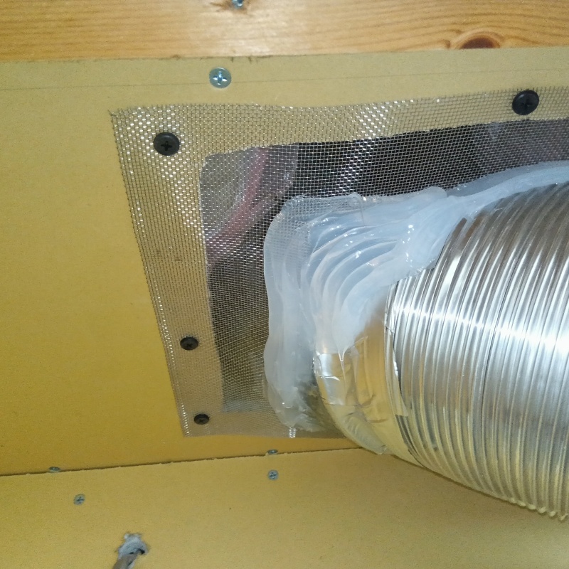 配管まわりのすき間を封鎖