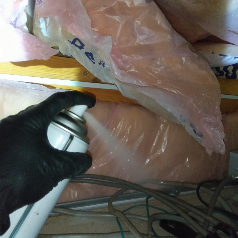 殺虫剤をスプレー