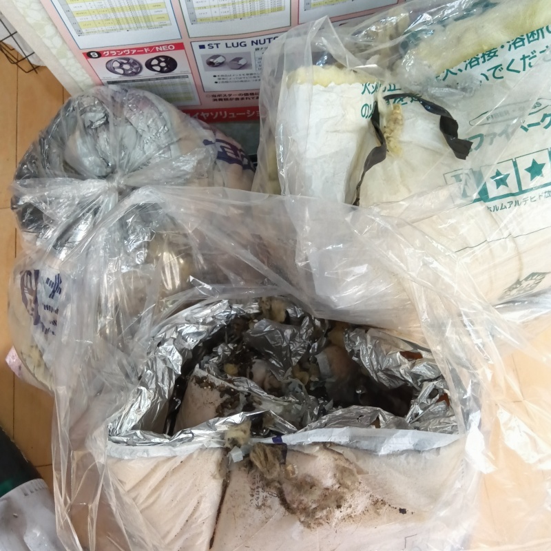 汚れた断熱材を回収