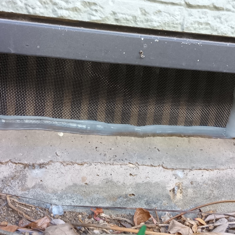 床下換気口をネットとパテで封鎖