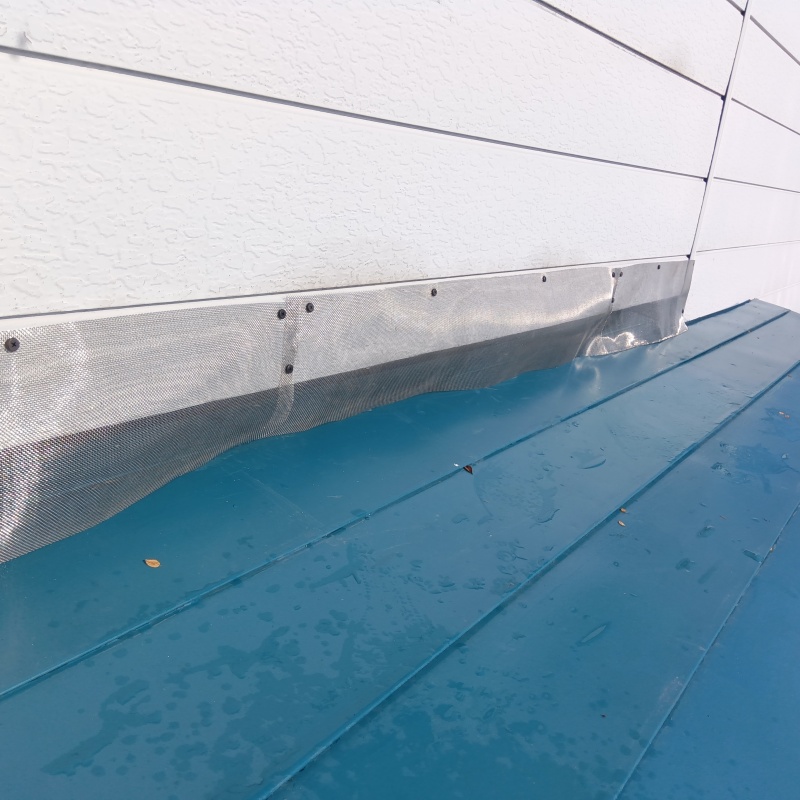 外壁と屋根の間のすき間をネットで封鎖