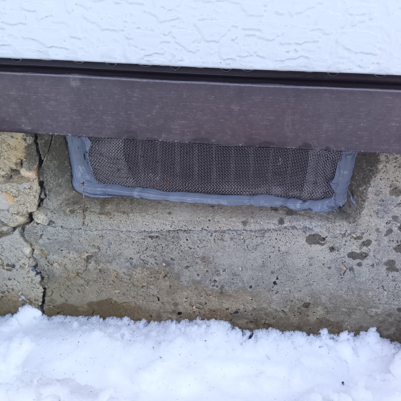 床下換気口をネットとパテで封鎖