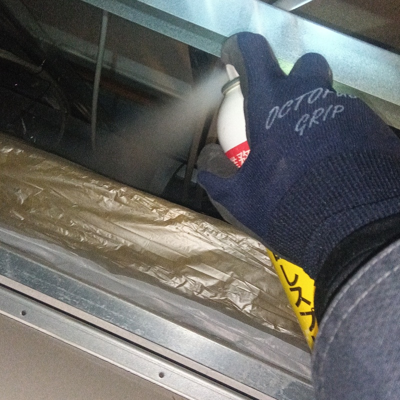 天井裏に忌避剤をスプレー